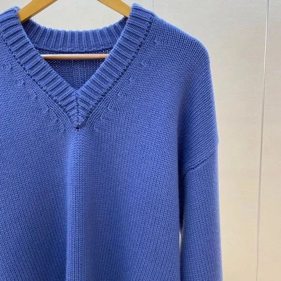 100% cashmere V-neck sweater